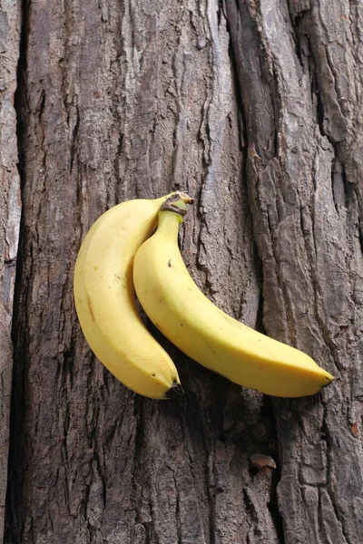Banane Mature Sul Tavolo Della Corteccia — Foto Stock