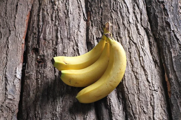 木制背景香蕉 — 图库照片