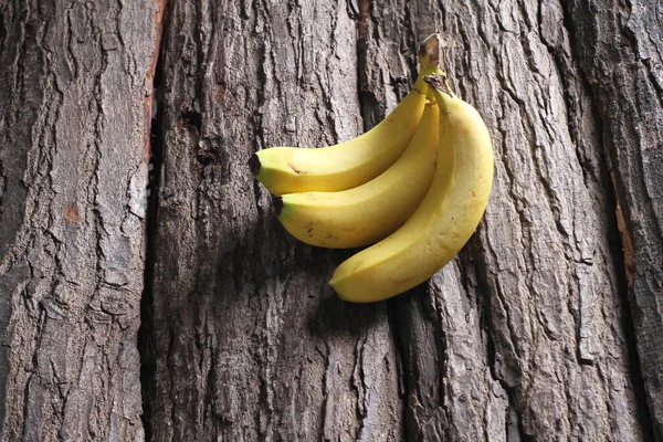 Banana Sullo Sfondo Legno — Foto Stock