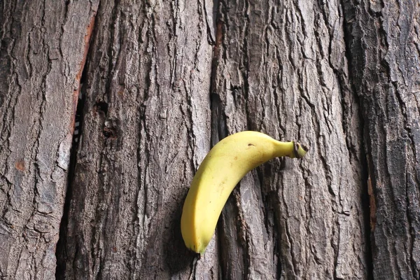 Banán Dřevěném Pozadí — Stock fotografie