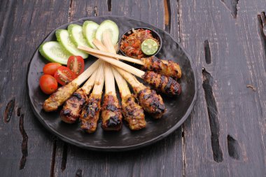 Sate lilit Endonezya 'da bir satay çeşididir, Bali mutfağından gelmektedir. Bu satay kıyılmış domuz eti, balık, tavuk, sığır eti ve hatta kaplumbağa etinden yapılır. Bu et rendelenmiş hindistan cevizi ile karıştırılır.