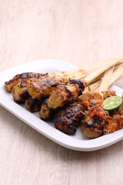 Sate lilit Endonezya 'da bir satay çeşididir, Bali mutfağından gelmektedir. Bu satay kıyılmış domuz eti, balık, tavuk, sığır eti ve hatta kaplumbağa etinden yapılır. Bu et rendelenmiş hindistan cevizi ile karıştırılır..