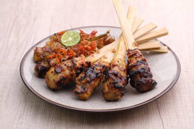 Sate lilit Endonezya 'da bir satay çeşididir, Bali mutfağından gelmektedir. Bu satay kıyılmış domuz eti, balık, tavuk, sığır eti ve hatta kaplumbağa etinden yapılır. Bu et rendelenmiş hindistan cevizi ile karıştırılır..
