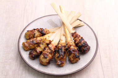 Sate lilit Endonezya 'da bir satay çeşididir, Bali mutfağından gelmektedir. Bu satay kıyılmış domuz eti, balık, tavuk, sığır eti ve hatta kaplumbağa etinden yapılır. Bu et rendelenmiş hindistan cevizi ile karıştırılır..