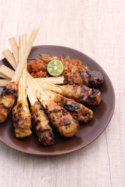 Sate lilit Endonezya 'da bir satay çeşididir, Bali mutfağından gelmektedir. Bu satay kıyılmış domuz eti, balık, tavuk, sığır eti ve hatta kaplumbağa etinden yapılır. Bu et rendelenmiş hindistan cevizi ile karıştırılır..