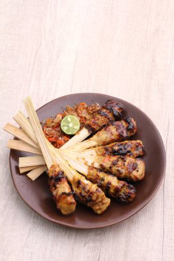 Sate lilit Endonezya 'da bir satay çeşididir, Bali mutfağından gelmektedir. Bu satay kıyılmış domuz eti, balık, tavuk, sığır eti ve hatta kaplumbağa etinden yapılır. Bu et rendelenmiş hindistan cevizi ile karıştırılır..