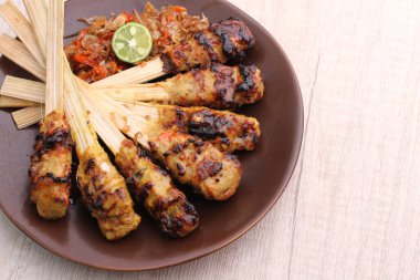 Sate lilit Endonezya 'da bir satay çeşididir, Bali mutfağından gelmektedir. Bu satay kıyılmış domuz eti, balık, tavuk, sığır eti ve hatta kaplumbağa etinden yapılır. Bu et rendelenmiş hindistan cevizi ile karıştırılır..