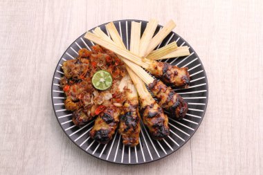 Sate lilit Endonezya 'da bir satay çeşididir, Bali mutfağından gelmektedir. Bu satay kıyılmış domuz eti, balık, tavuk, sığır eti ve hatta kaplumbağa etinden yapılır. Bu et rendelenmiş hindistan cevizi ile karıştırılır..