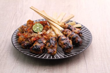 Sate lilit Endonezya 'da bir satay çeşididir, Bali mutfağından gelmektedir. Bu satay kıyılmış domuz eti, balık, tavuk, sığır eti ve hatta kaplumbağa etinden yapılır. Bu et rendelenmiş hindistan cevizi ile karıştırılır..