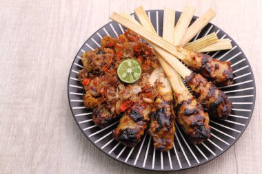 Sate lilit Endonezya 'da bir satay çeşididir, Bali mutfağından gelmektedir. Bu satay kıyılmış domuz eti, balık, tavuk, sığır eti ve hatta kaplumbağa etinden yapılır. Bu et rendelenmiş hindistan cevizi ile karıştırılır..