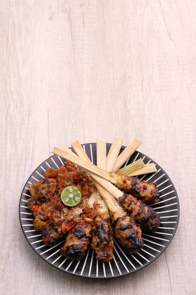 ライト Sate Lilit バリ料理に由来するインドネシアのサテの変種である ミンチポーク カメ肉などを混ぜ合わせ ココナッツをすりおろしたもの — ストック写真