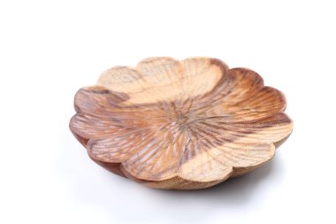 Beyaz arka planda ahşaptan yapılmış çatal bıçak takımı.