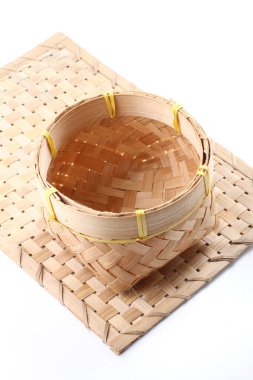 Beyaz arka planda ahşaptan yapılmış çatal bıçak takımı.