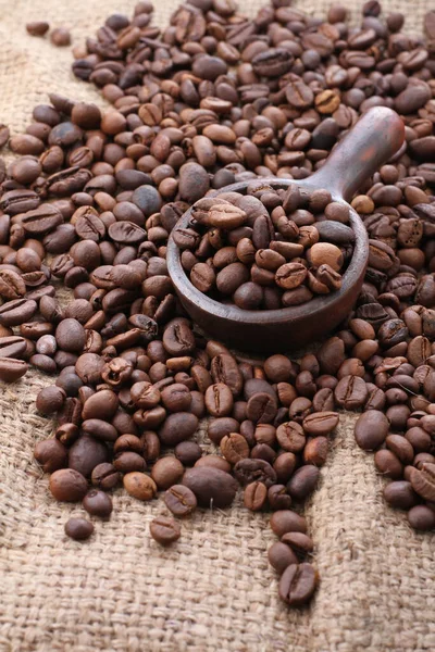 咖啡豆是咖啡植物的种子 也是咖啡的来源 它是红色或紫色果实里面的果皮 这种水果常被称为咖啡樱桃 就像普通的樱桃一样 咖啡果也是一种所谓的石果 — 图库照片