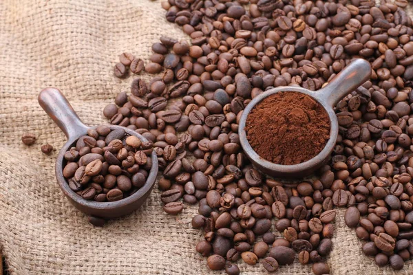 咖啡豆是咖啡植物的种子 也是咖啡的来源 它是红色或紫色果实里面的果皮 这种水果常被称为咖啡樱桃 就像普通的樱桃一样 咖啡果也是一种所谓的石果 — 图库照片