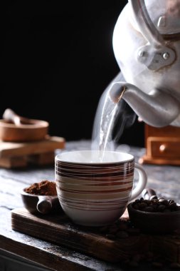 Kahve kavrulmuş kahve çekirdeklerinden yapılan bir içecektir. Koyu renkli, acı ve hafif asitli kahvenin öncelikle kafein içeriğinden dolayı insanlar üzerinde uyarıcı bir etkisi vardır. Sıcak içecekler için dünyadaki en yüksek satışa sahip yer..