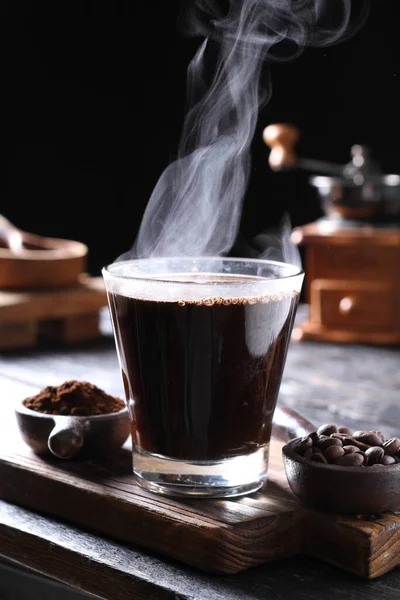コーヒー豆はコーヒー工場の種子であり コーヒーの源です 赤または紫色の果実の中の先端です この果実はコーヒーチェリーと呼ばれることが多い 普通のチェリーと同じように コーヒーフルーツもいわゆる石フルーツです — ストック写真