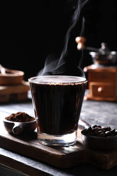 コーヒー豆はコーヒー工場の種子であり コーヒーの源です 赤または紫色の果実の中の先端です この果実はコーヒーチェリーと呼ばれることが多い 普通のチェリーと同じように コーヒーフルーツもいわゆる石フルーツです — ストック写真
