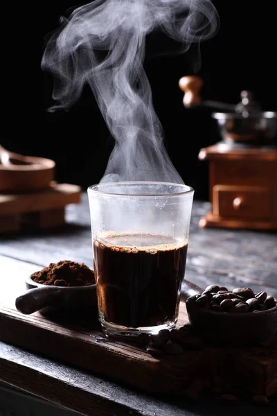 コーヒーは焙煎したコーヒー豆から作られた飲料です 暗い色 少し酸性 コーヒーは人間に刺激的な効果を持っています 主にカフェイン含有量のために これは ホットドリンクの世界市場で最も高い売上高を持っています — ストック写真