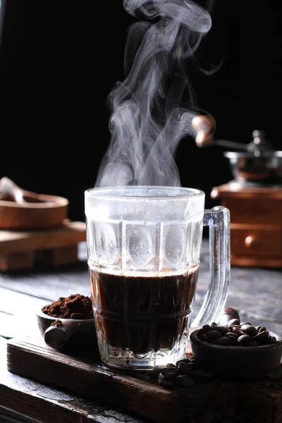 Kahve Kavrulmuş Kahve Çekirdeklerinden Yapılan Bir Içecektir Koyu Renkli Acı — Stok fotoğraf