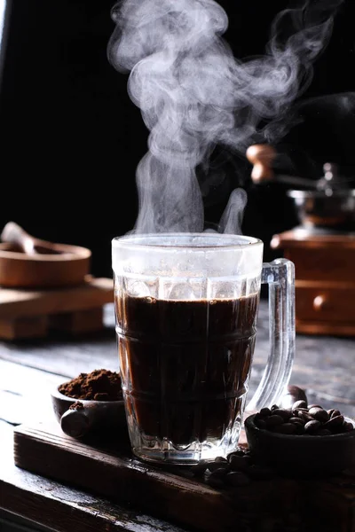 コーヒーは焙煎したコーヒー豆から作られた飲料です 暗い色 少し酸性 コーヒーは人間に刺激的な効果を持っています 主にカフェイン含有量のために これは ホットドリンクの世界市場で最も高い売上高を持っています — ストック写真