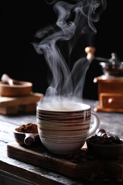 커피는 원두로 음료이다 커피는 사람에게 자극적 영향을 미치는데 커피에 카페인때문입니다 — 스톡 사진