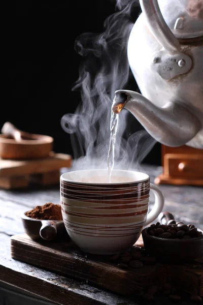 咖啡是用烤咖啡豆制成的饮料 略带酸性的咖啡对人体有刺激作用 这主要是因为咖啡中的咖啡因含量 它的热饮销售量在世界市场上是最高的 — 图库照片
