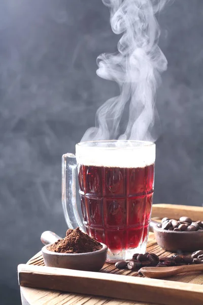 Kahve Kavrulmuş Kahve Çekirdeklerinden Yapılan Bir Içecektir Koyu Renkli Acı — Stok fotoğraf