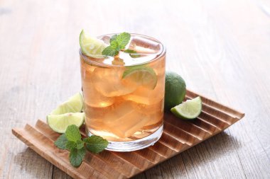 Limonlu ve nane yapraklı taze buzlu çay.