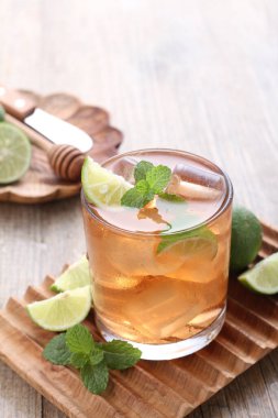 Limonlu ve nane yapraklı taze buzlu çay.