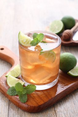 Limonlu ve nane yapraklı taze buzlu çay.