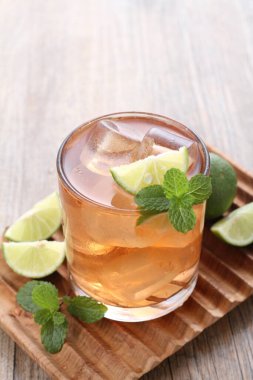 Limonlu ve nane yapraklı taze buzlu çay.