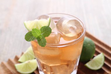 Limonlu ve nane yapraklı taze buzlu çay.