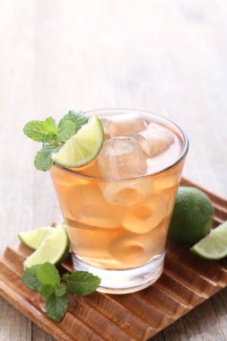 Limonlu ve nane yapraklı taze buzlu çay.