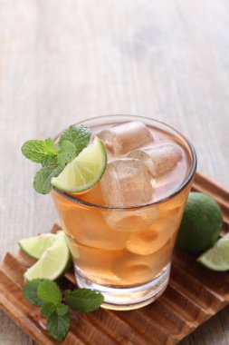 Limonlu ve nane yapraklı taze buzlu çay.