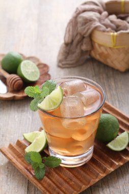 Limonlu ve nane yapraklı taze buzlu çay.