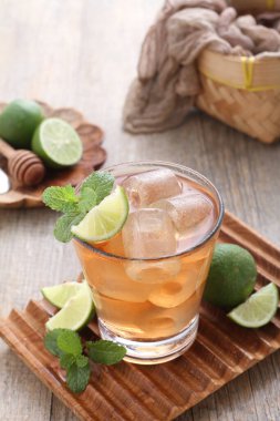 Limonlu ve nane yapraklı taze buzlu çay.