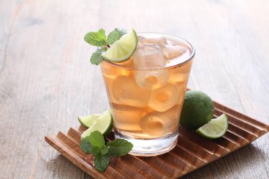 Limonlu ve nane yapraklı taze buzlu çay.