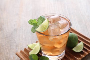 Limonlu ve nane yapraklı taze buzlu çay.