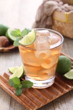 Limonlu ve nane yapraklı taze buzlu çay.