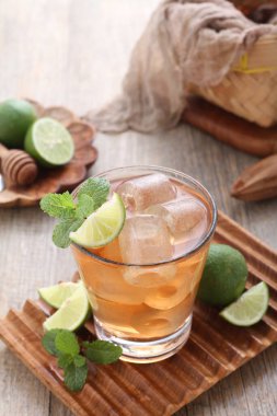 Limonlu ve nane yapraklı taze buzlu çay.