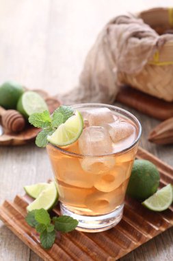 Limonlu ve nane yapraklı taze buzlu çay.