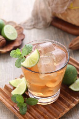 Limonlu ve nane yapraklı taze buzlu çay.