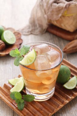 Limonlu ve nane yapraklı taze buzlu çay.