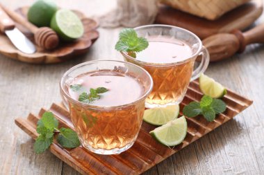 Limonlu ve nane yapraklı taze buzlu çay.