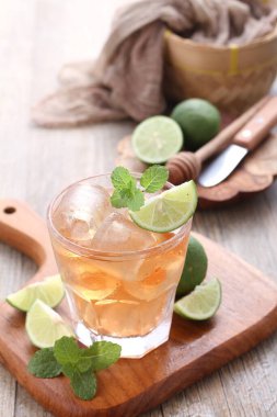 Limonlu ve nane yapraklı taze buzlu çay.