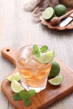 Naneli taze portakal ve garnitür.