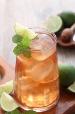 Naneli taze portakal ve garnitür.