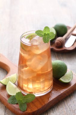 Naneli taze portakal ve garnitür.