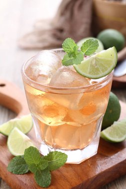 Naneli taze portakal ve garnitür.